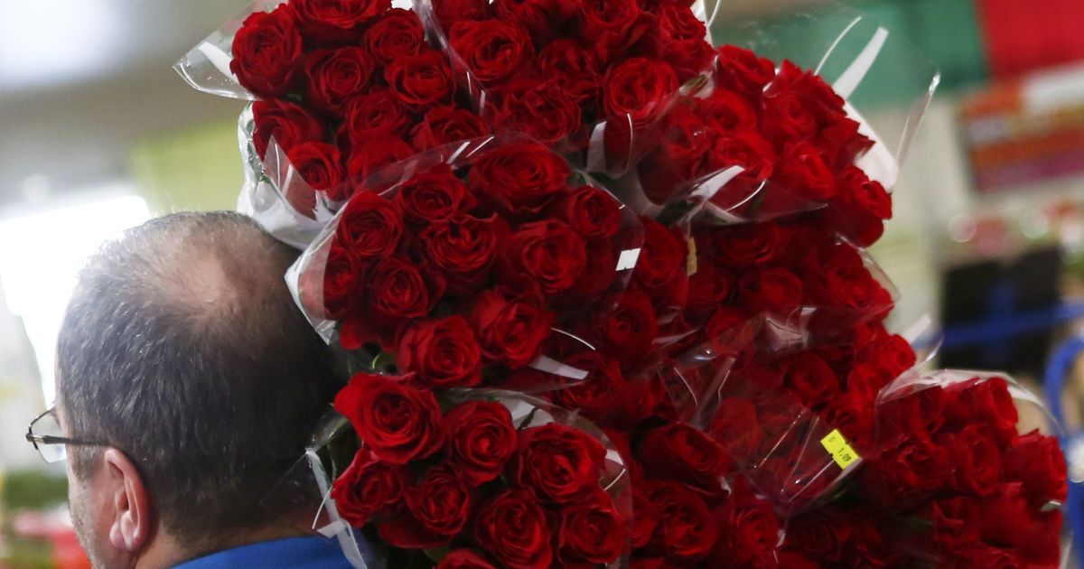 Магазины заполонили цветы на любой вкус / © Reuters