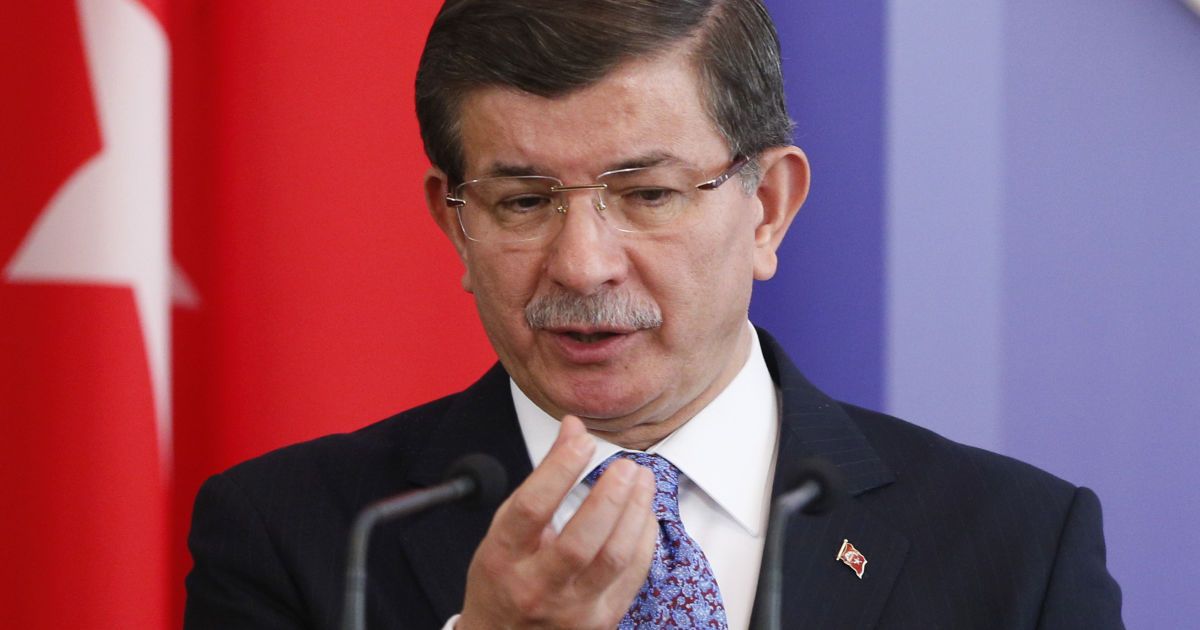 Турецкий премьер назвал "варварскими" российские бомбардировки Сирии