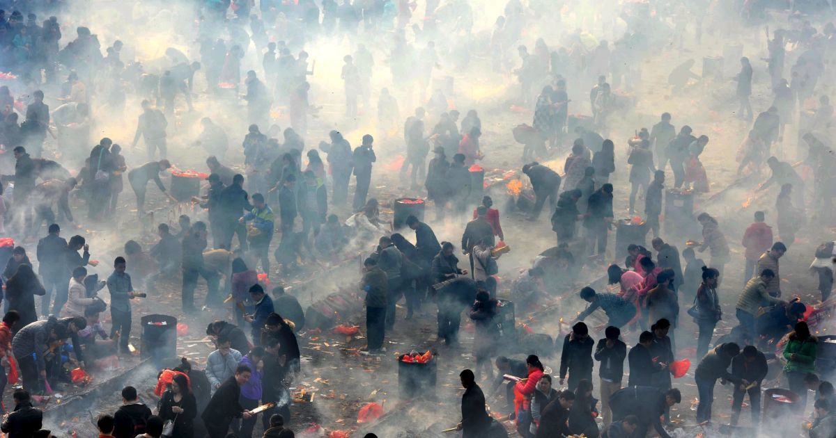 Люди поклоняются богу Фортуны на пятый день Китайского Нового года в Ухане, провинция Хубэй, Китай. / © Reuters