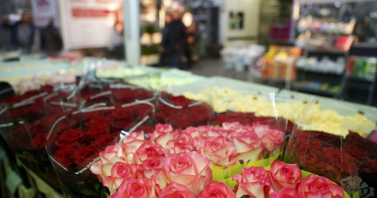Магазины заполонили цветы на любой вкус / © Reuters