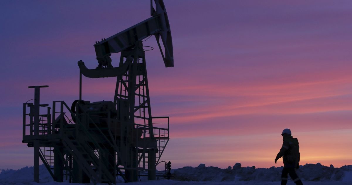 На мировых торгах дешевеет нефть
