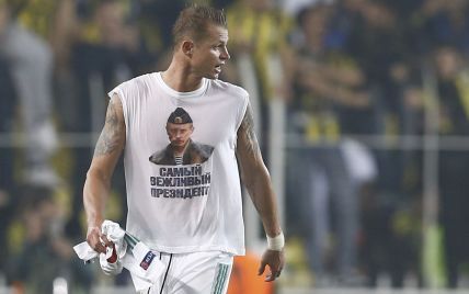Российский футболист показал турецким фанам футболку с Путиным в Лиге Европы