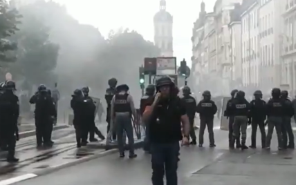 Во Франции полиция разогнала газом протестующих против "ковидних пропусков"