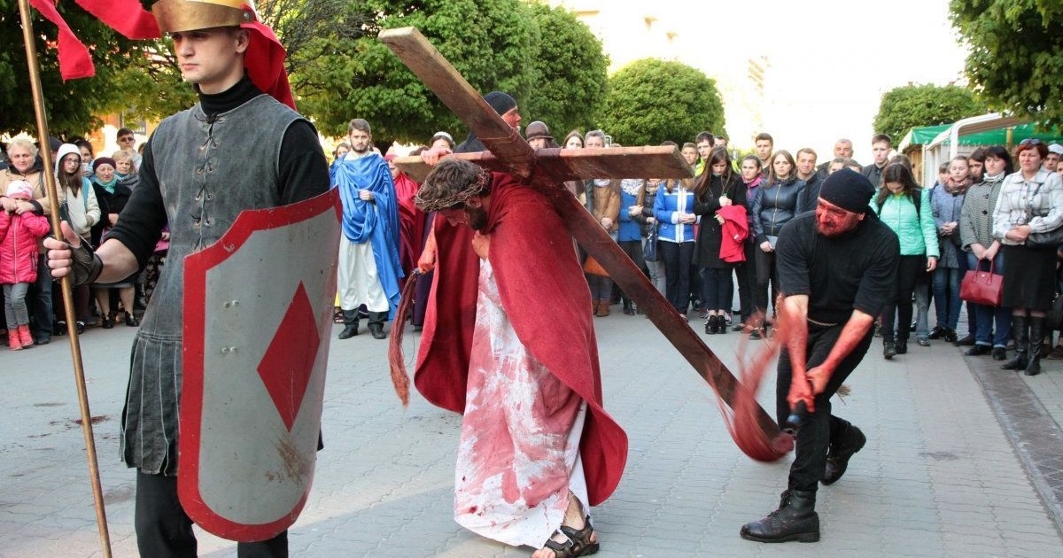 Пытки, кровь и кресты: в Ивано-Франковске "распяли" Христа