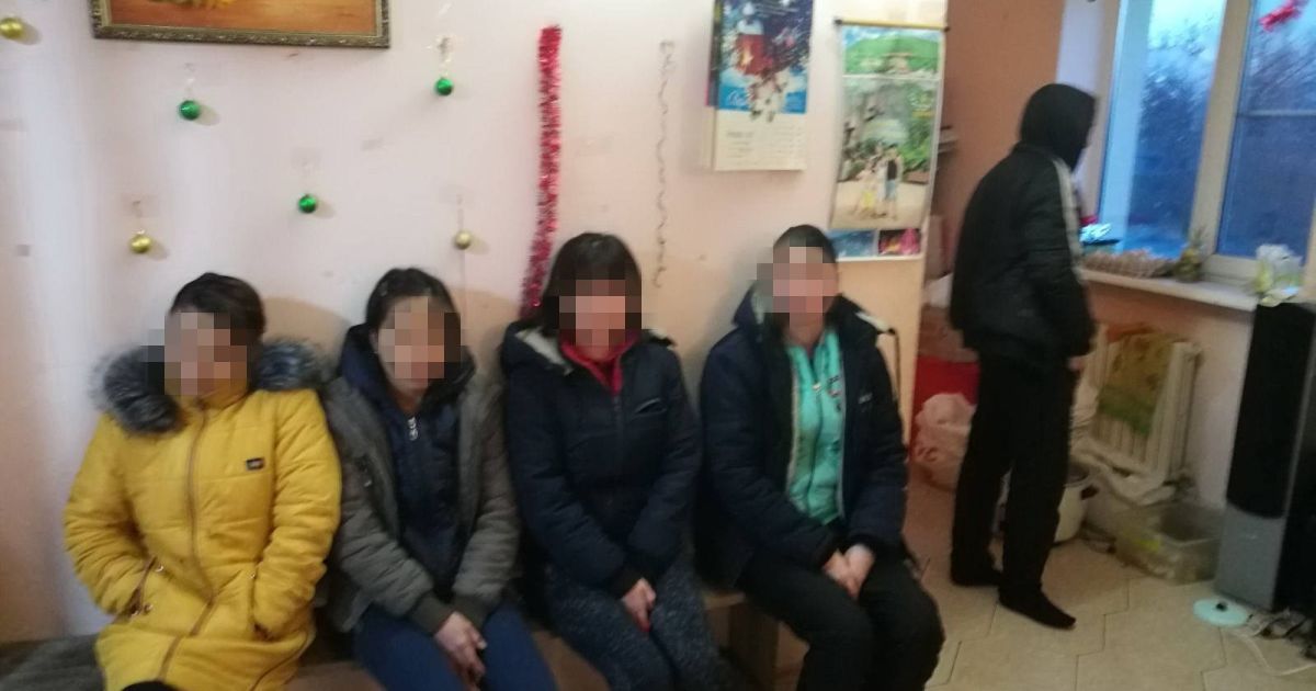 На Одещині нелегалів змушували шити одяг у підпільних цехах_3 / © СБУ