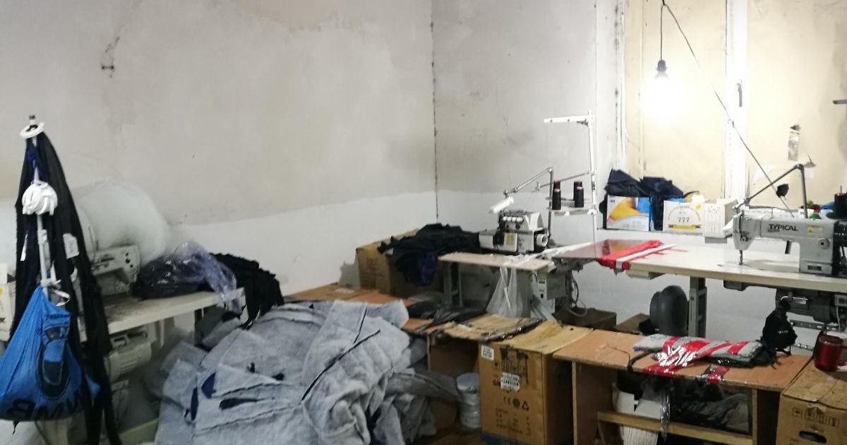 На Одещині нелегалів змушували шити одяг у підпільних цехах_5 / © СБУ