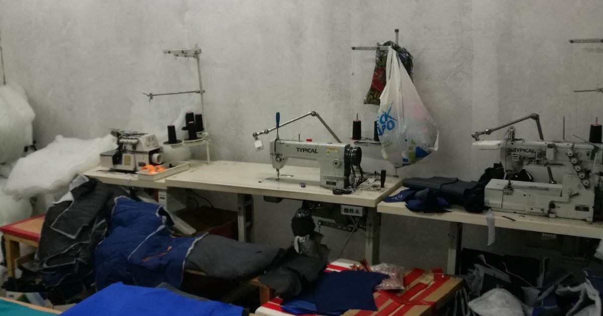 На Одещині нелегалів змушували шити одяг у підпільних цехах_4 / © СБУ