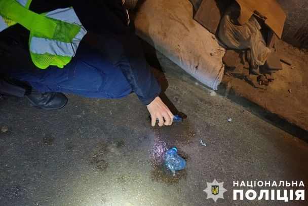Полицейские обнаружили на парумнге поврежденную пластиковую бутылку с остатками вещества, вызвавшего взрыв / © Полиция Киева / Facebook