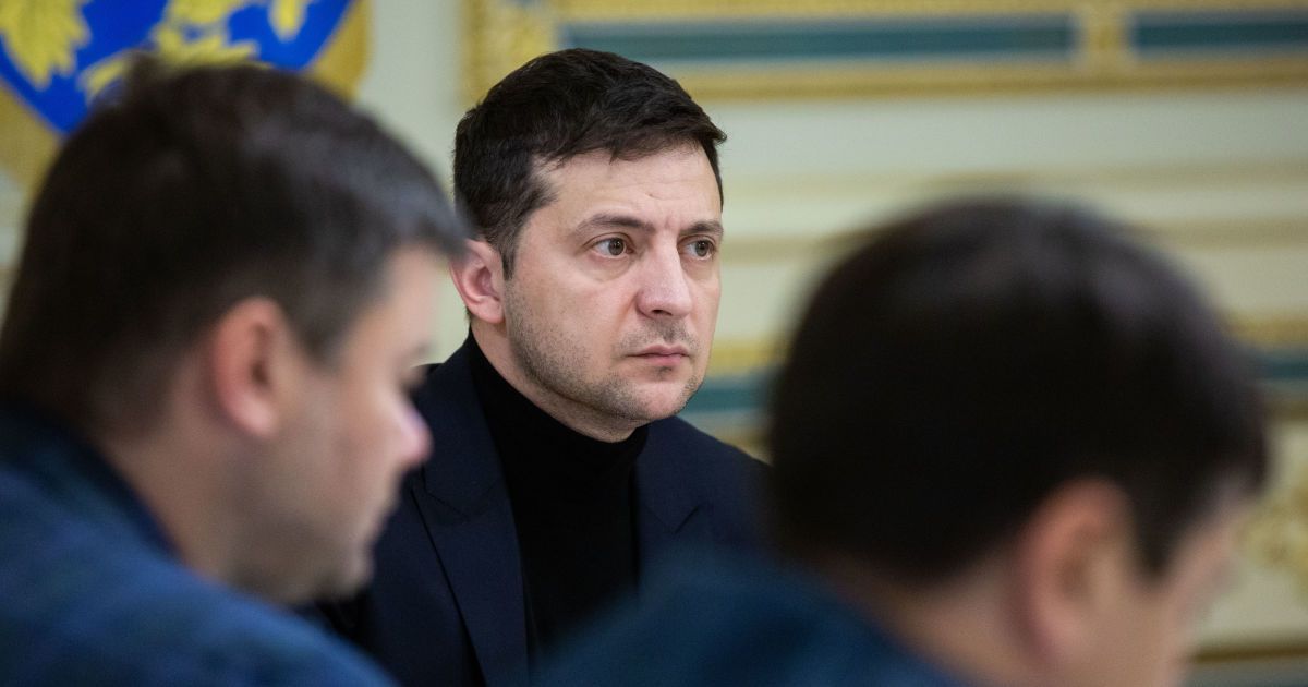 "Вам сканворды взять в дорогу?" Соцсети бурно отреагировали на поездку Зеленского в Оман