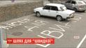 В Днепре волонтеры вышли на акцию, чтобы выбороть проезд в больницу скорым