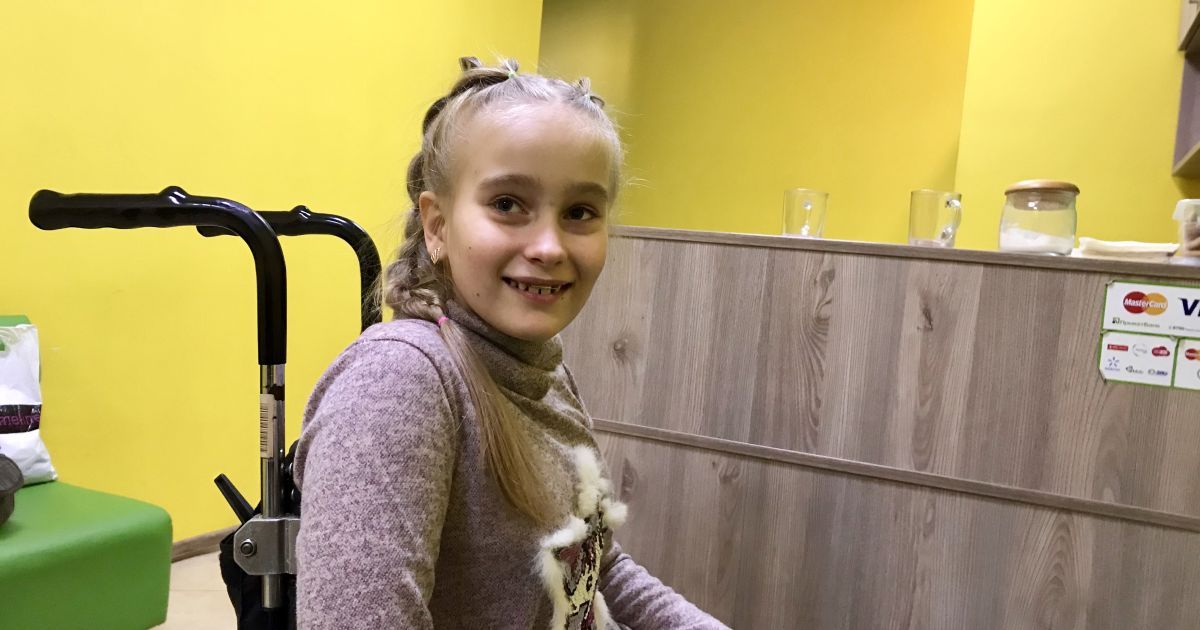 Через стрімкий ріст і вроджену ваду Вероніка опинилась у інвалідному візку: їй потрібна операція