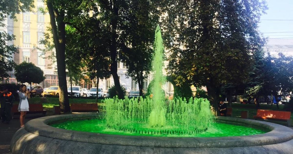 Мокрые вандалы. В Киеве в очередном фонтане вода стала ярко-зеленого цвета