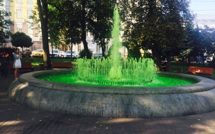 Мокрые вандалы. В Киеве в очередном фонтане вода стала ярко-зеленого цвета