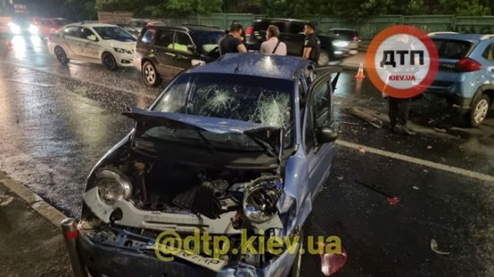 У масштабній аварії у Києві постраждали мати та діти: Subaru протаранив три авто під час оформлення ДТП