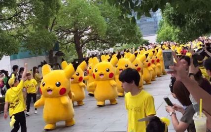 В Японии улицы заполонили более тысячи покемонов Пикачу