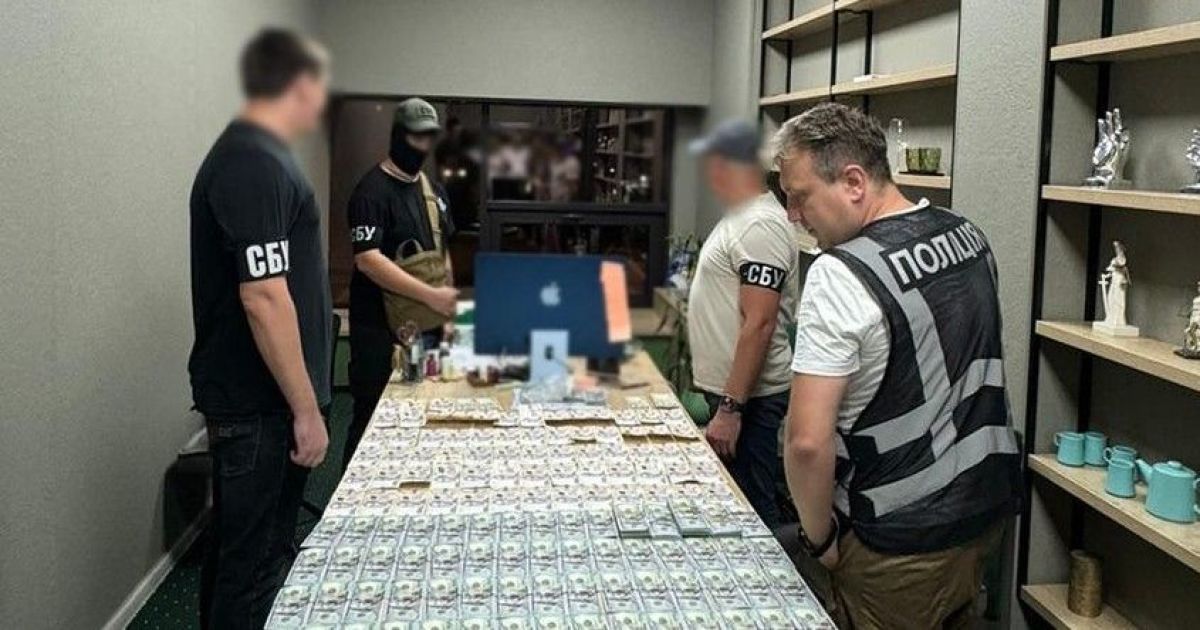 Столичные полицейские разоблачили адвоката, который помогал военнообязанным избежать мобилизации/Фото: полиция Киева