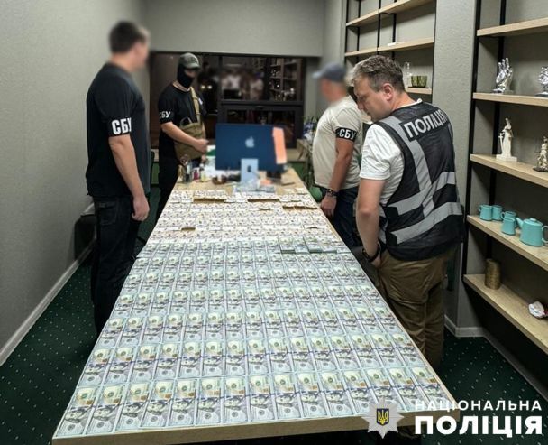 Столичные полицейские разоблачили адвоката, который помогал военнообязанным избежать мобилизации/Фото: полиция Киева