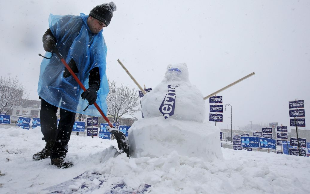 Работник строит снеговика в виде кандидата в президенты США от Демократической партии Берни Сандерса во время снежной бури в Манчестере, Нью-Гемпшир, США. / © Reuters