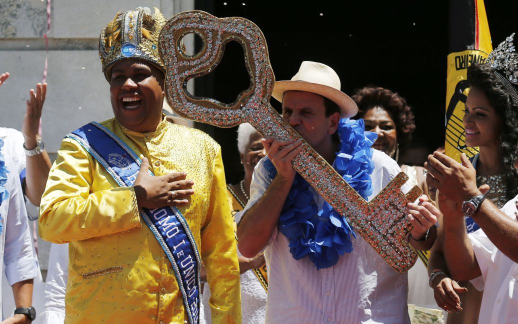 Мэр Рио-де-Жанейро Эдуардо Паес (справа) передает ключи города Королю Карнавала Уилсону Нето. 5 февраля официально стартовала карнавальная неделя в Рио. / © Reuters