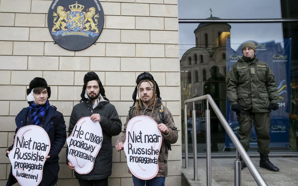 Украинцы обратились к нидерландам с призывами &ldquo;Лучше отрезать себе ухо, чем слушать российскую пропаганду&ldquo; / © Reuters