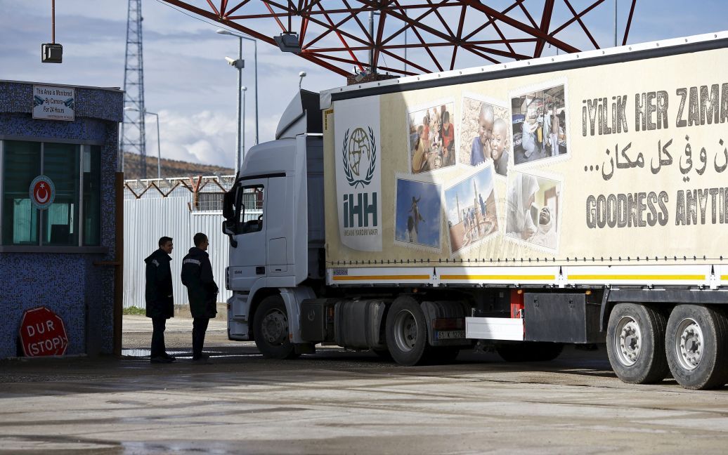 Вантажівка з гуманітарною допомогою в&rsquo;їжджає в Сирію з Туреччини у південно-східному місті Кіліс. / © Reuters