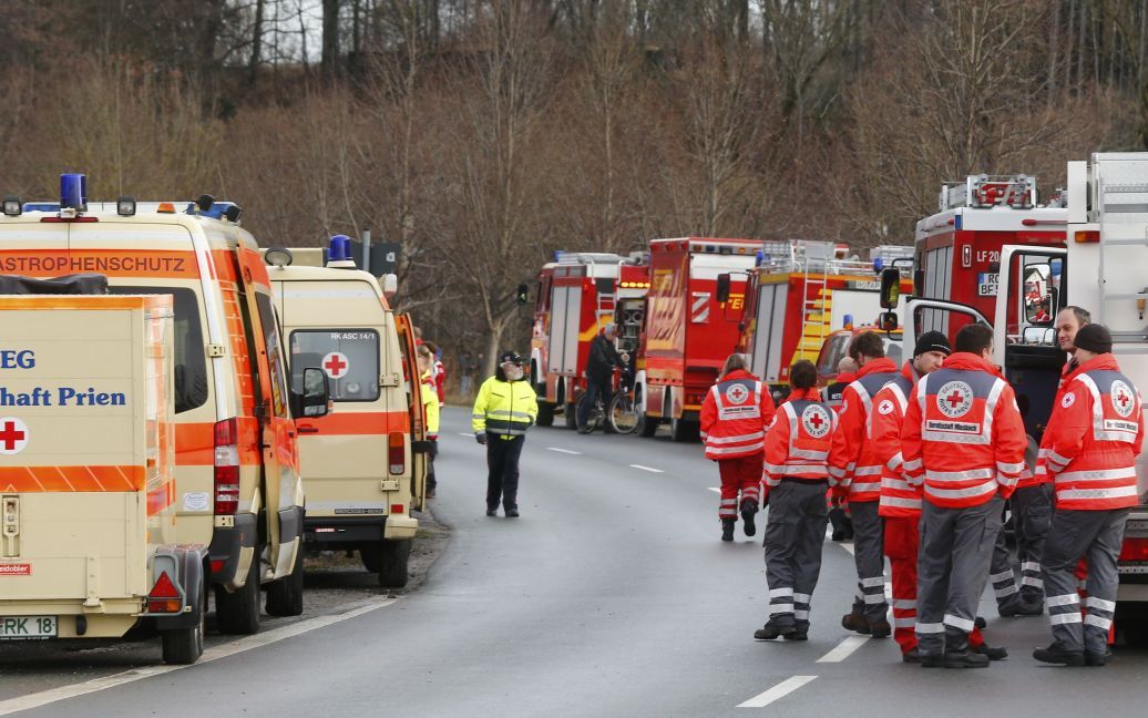 На місці катастрофи працюють екстрені служби / © Reuters