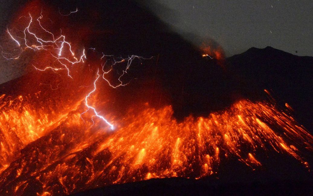 Вулканические молнии на фоне извержения вулкана Сакурадзима на юго-западе Японии. Вулкан, расположенный в 50 км от атомной электростанции, начал извергаться в пятницу, 5 февраля. / © Reuters