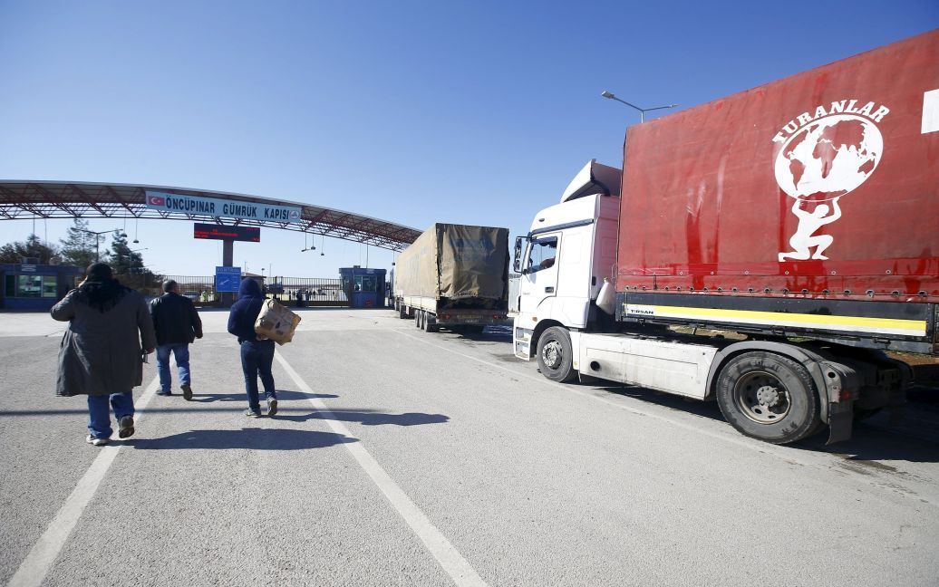 Сирийцы пересекают границу с Турцией в юго-восточном городе Килис. / © Reuters