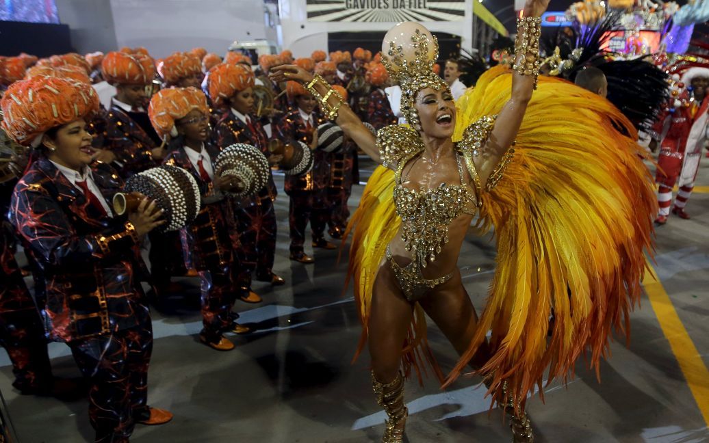 Представительница школы самбы Gavioes da Fiel во время карнавала в Сан-Паулу, Бразилия. / © Reuters