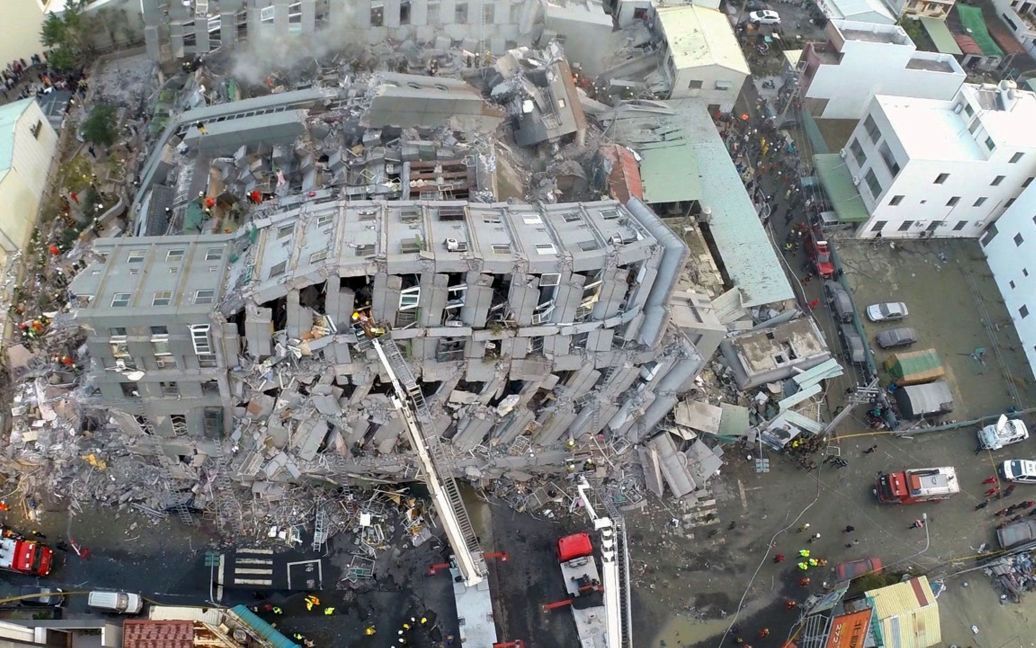 Общий вид здания, разрушенного в результате мощного землетрясения на юге Тайваня. / © Reuters
