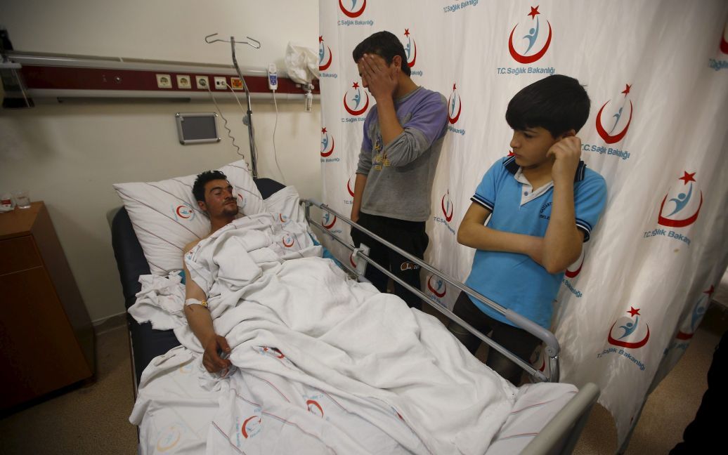Касым Генцо, борец сирийской оппозиции, который был ранен во время авиаударов по сирийским селам вблизи границы с Турцией, лежит на больничной койке в юго-восточном городе Килис. / © Reuters