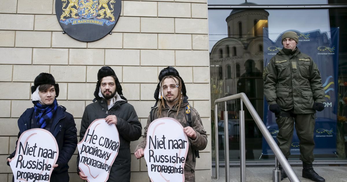 Украинцы обратились к нидерландам с призывами &ldquo;Лучше отрезать себе ухо, чем слушать российскую пропаганду&ldquo; / © Reuters