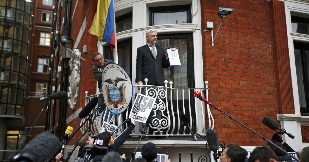 Основатель WikiLeaks Джулиан Ассанж показывает копию постановления ООН во время выступления с балкона эквадорского посольства в центре Лондона, Великобритания. Ассанжу должны разрешить выйти на свободу из посольства и присуждается компенсация за три с половиной года взаперти, говорится в постановлении комиссии ООН. / © Reuters