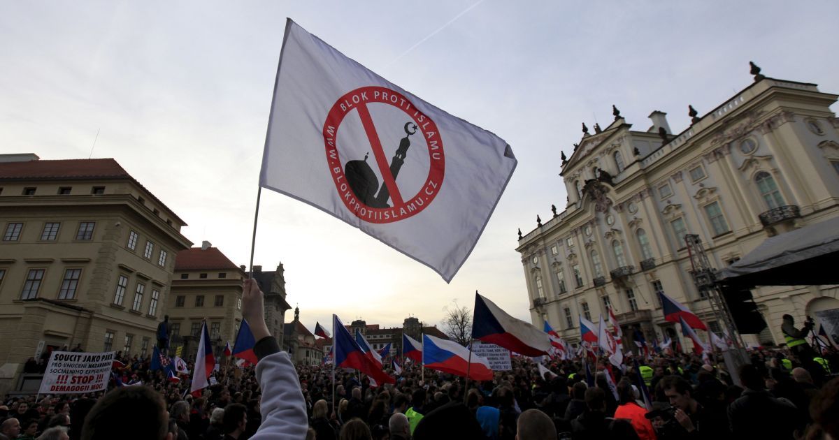 Антимусульманский устроили протест перед &laquo;Пражским Градом&raquo;