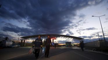 Люди пересекают границу с Турцией в юго-восточном городе Килис. / © Reuters