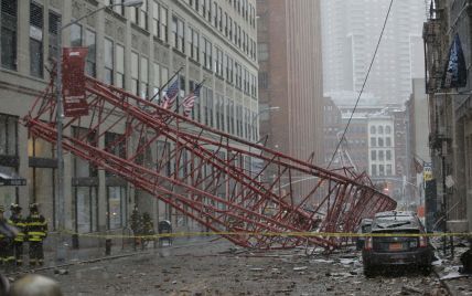 В центре Нью-Йорка огромный кран упал посреди улицы, есть погибшие и раненые