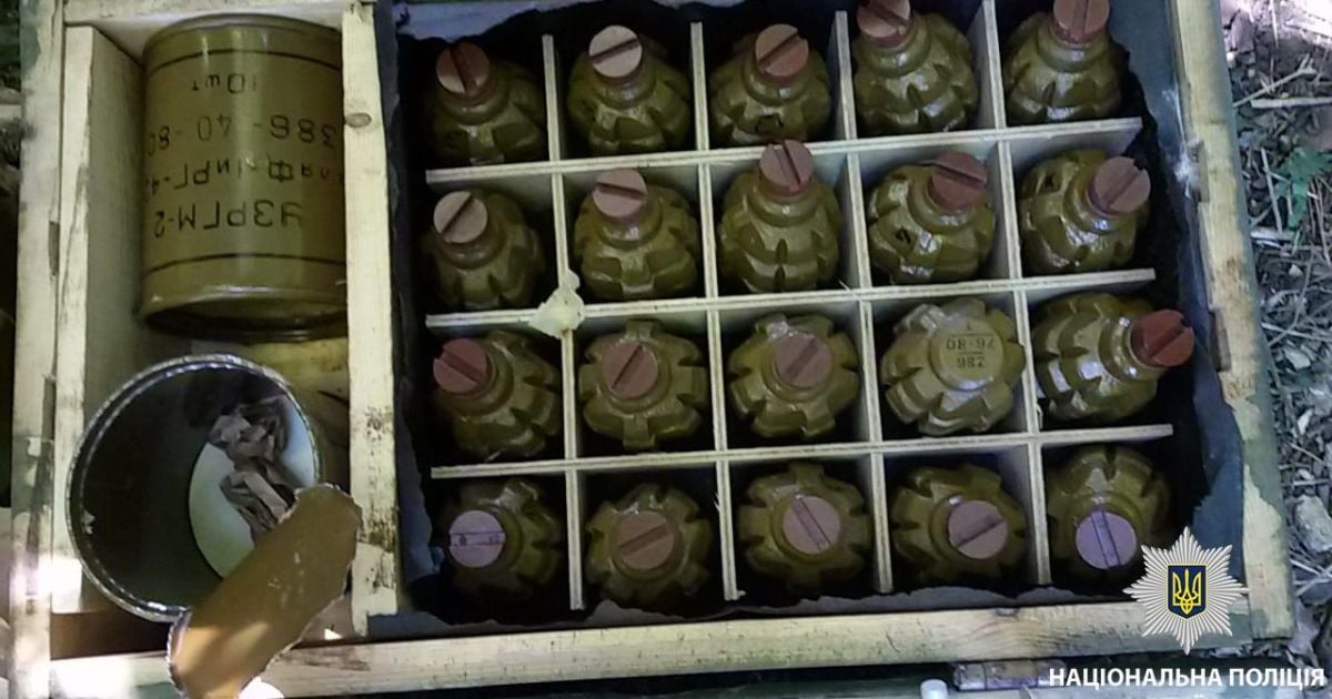 Житель Днепропетровщины случайно наткнулся на тайник с килограммами взрывчатки и гранатометами