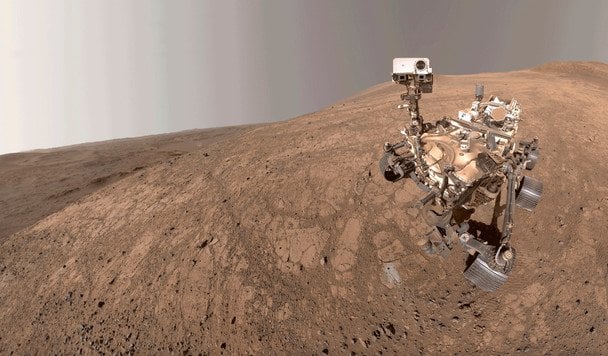Марсоход во время селфи сфотографировал неожиданный объект на Красной планете