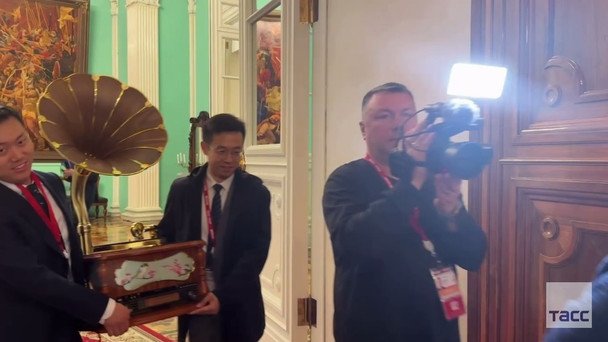 Китайская делегация прибыла в Кремль с необычными сувенирами: что подарили Путину