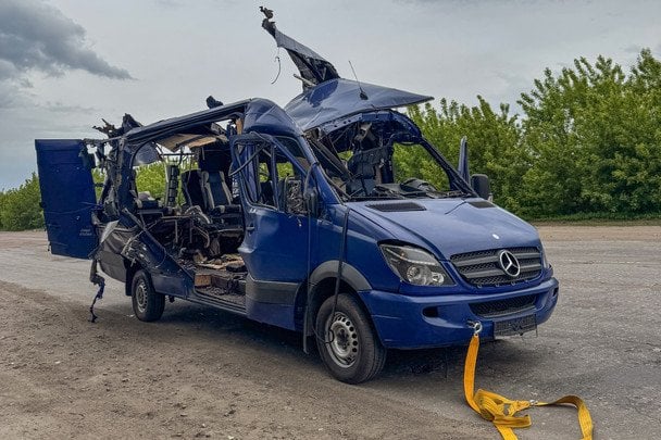 Білопілля, 17 травня. Російські дрони влучили по рейсовому автобусі сполученням Білопілля — Суми. Атака двома дронами сталася о 6:17 на виїзді з Білопілля. Загинуло дев’ятеро осіб. Переважна більшість загиблих — це жінки пенсійного віку. В автобусі перебували люди, які хотіли евакуюватися. / © Getty Images