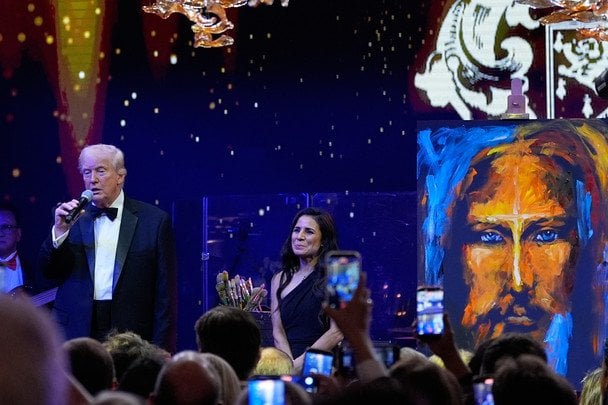 Дональд Трамп на благотворительном аукционе, где продали картину с изображением Иисуса / © Associated Press