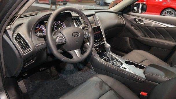 Infiniti Q50 Signature Edition / © motor1.com