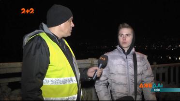 На мосту Патона машина перевернулась вверх дном – пассажир вылетел из окна машины