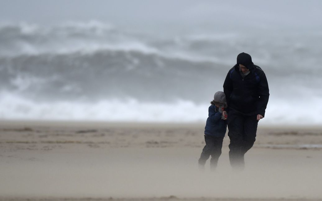 Гигантские волны поглотили склон Корниш. / © Reuters