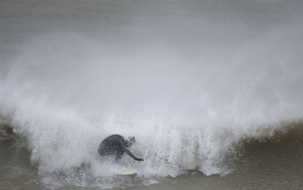 Гигантские волны поглотили склон Корниш. / © Reuters