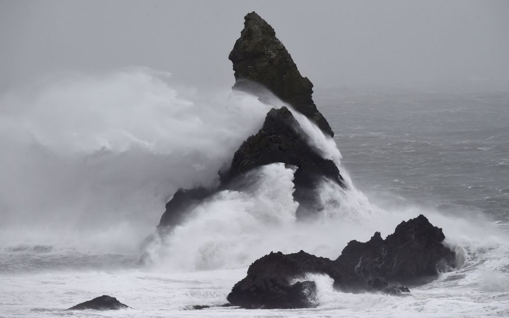 Гігантські хвилі поглинули схил Корніш. / © Reuters