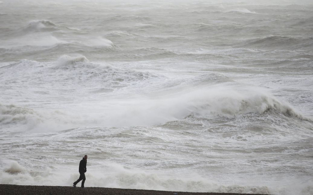 Гігантські хвилі поглинули схил Корніш. / © Reuters
