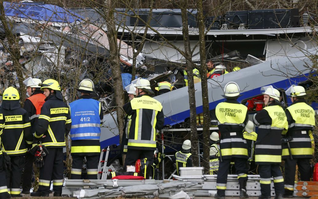 На месте аварии работают службы спасения / © Reuters