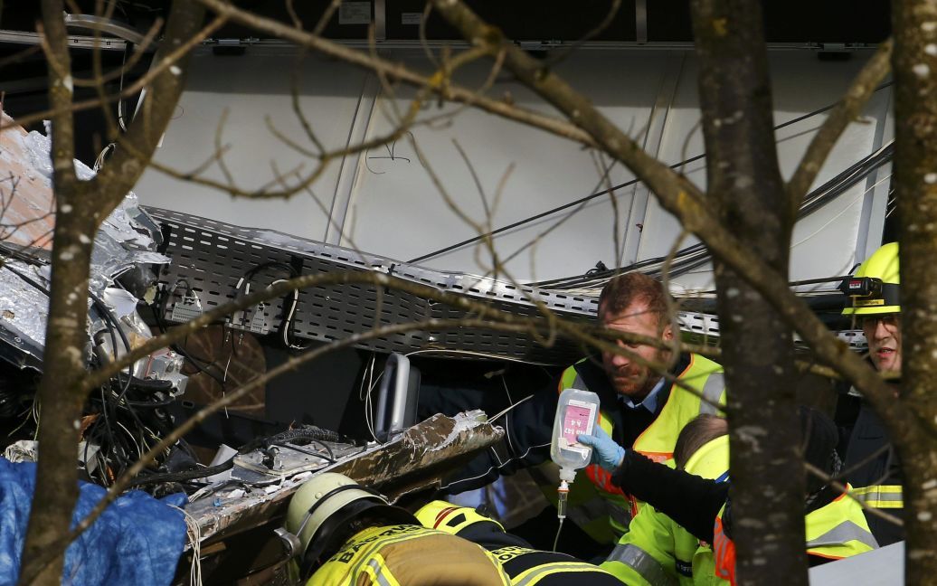 На месте аварии работают службы спасения / © Reuters