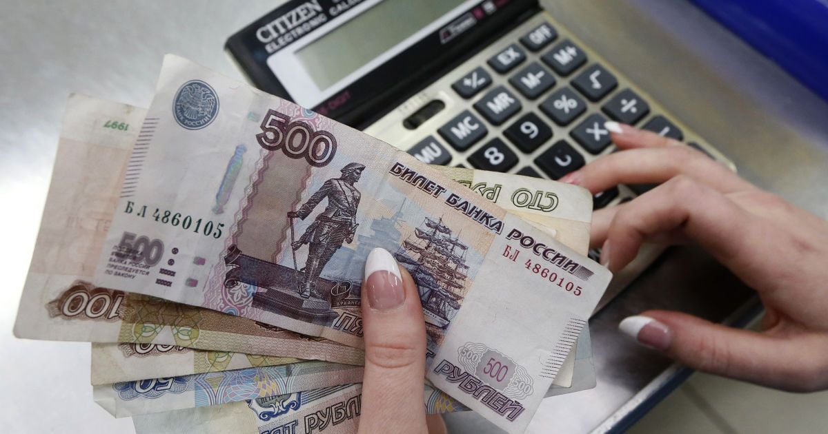 Российский рубль начал валютные торги с падения